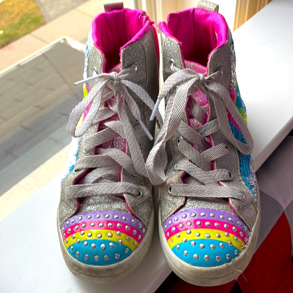 Girls Sketchers zip up high tops! Size4 big kid